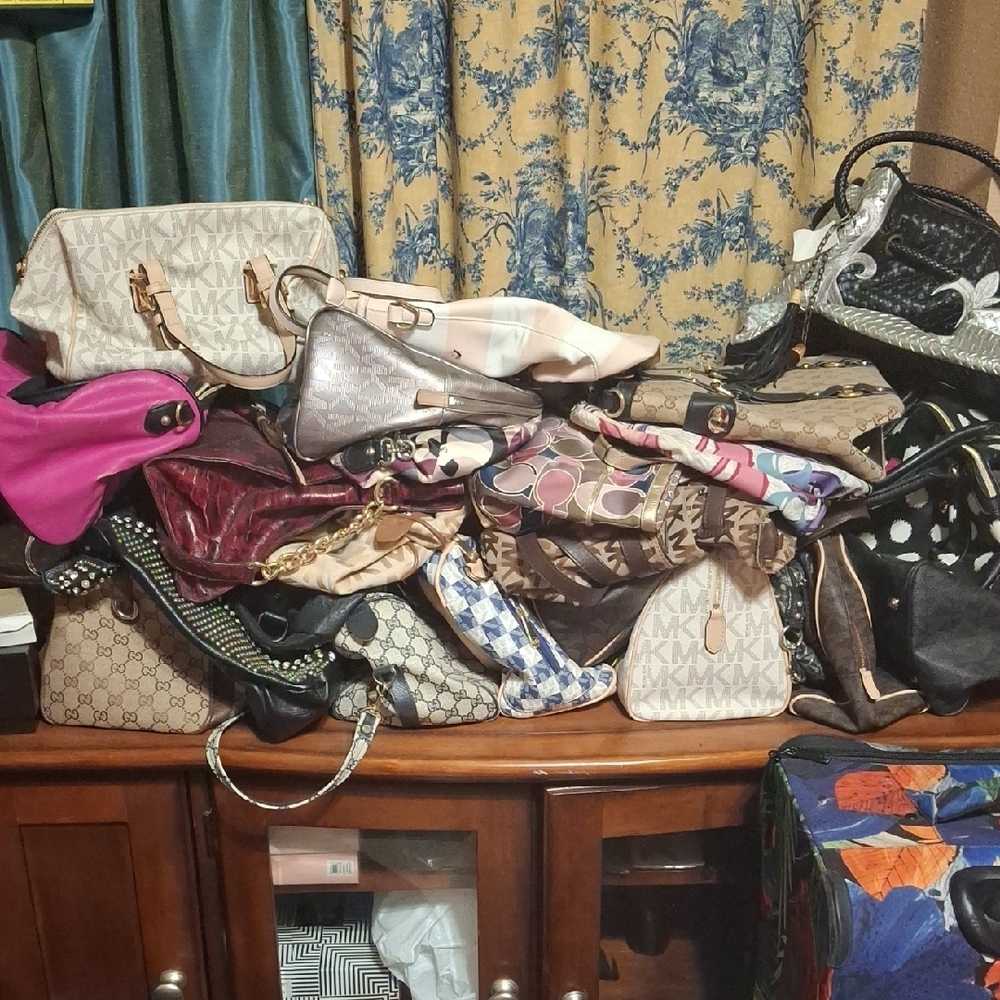 Huge Bundle Of Handbags Micheal Kors   Coach  Betsey Johnson, Much More As A Set